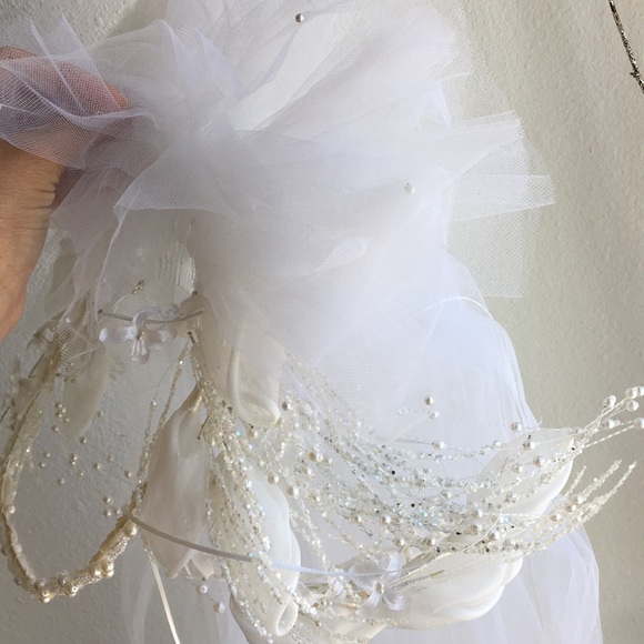 Long vintage bridal veil main image 8